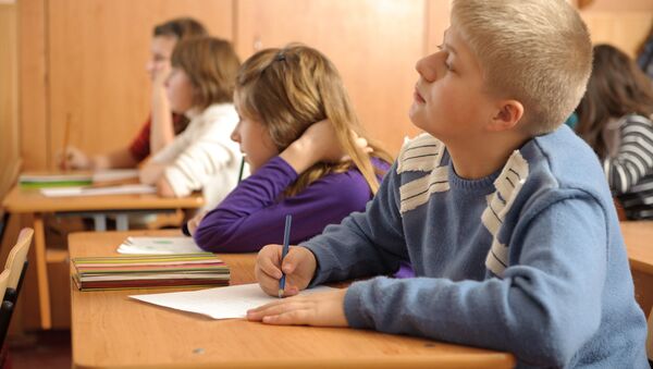 Ученики в классе на уроке, архивное фото - Sputnik Литва