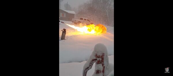 Мужчина придумал интересный способ убрать снег - Sputnik Литва