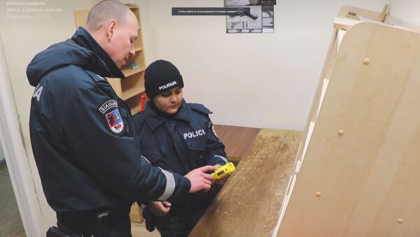 Литовская полиция дала ребенку возможность побыть копом - Sputnik Литва