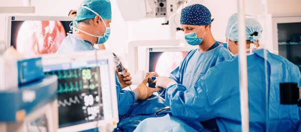 Врачи в операционной, архивное фото - Sputnik Литва