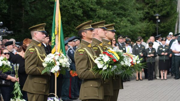 Венки в руках солдат роты почетного караула на КПП Медининкай - Sputnik Литва