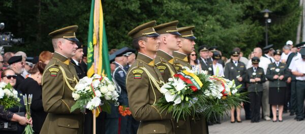 Венки в руках солдат роты почетного караула на КПП Медининкай - Sputnik Литва