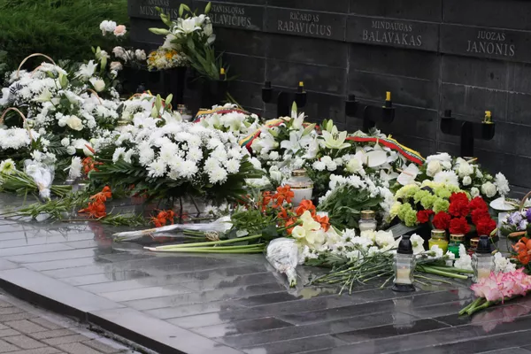 Цветы у мемориала КПП Медининкай Цветы у мемориала КПП Медининкай - Sputnik Lietuva