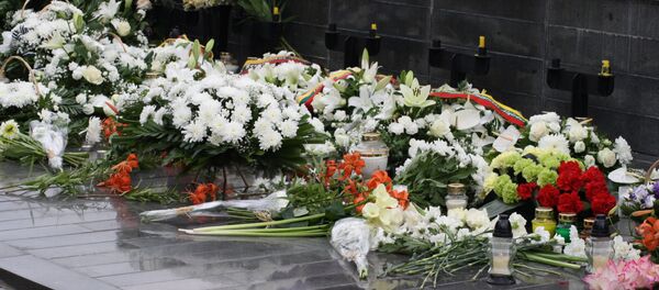 Цветы у мемориала КПП Медининкай Цветы у мемориала КПП Медининкай - Sputnik Lietuva