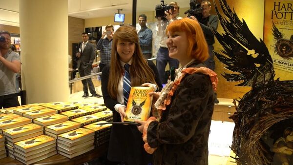 Фанаты Гарри Поттера поделились впечатлениями от выхода новой книги о нем - Sputnik Lietuva