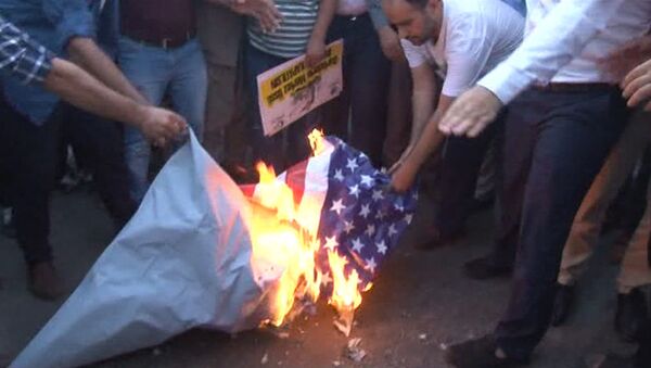 Протестующие сожгли флаг США перед военной базой НАТО в Турции - Sputnik Lietuva