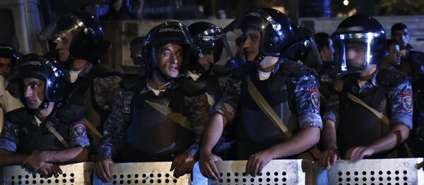 Полиция стянула дополнительные силы к захваченному зданию ППС в Ереване - Sputnik Литва