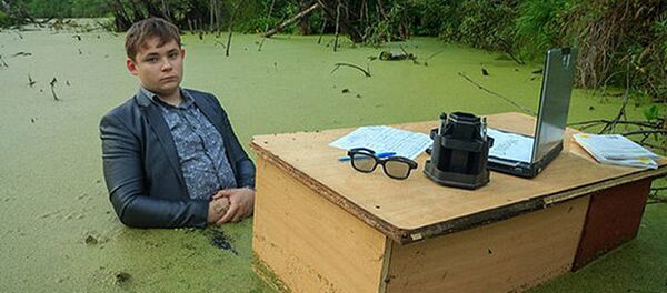 Офисный работник в болоте - Sputnik Литва