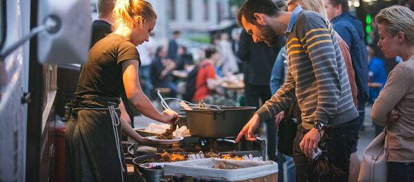 Ресторанная еда под открытым небом в Вильнюсе Ресторанная еда под открытым небом в Вильнюсе - Sputnik Литва