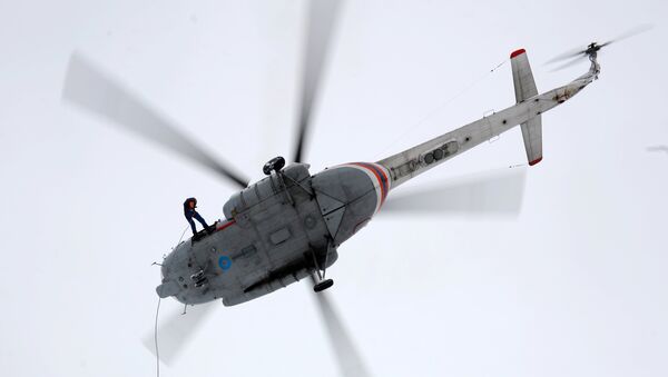 Спасатели МЧС РФ на вертолете Ми-8. Архивное фото - Sputnik Литва