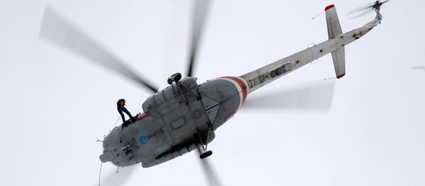 Спасатели МЧС РФ на вертолете Ми-8. Архивное фото - Sputnik Литва