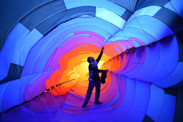 Представитель кувейтской команды Al Farsi Kite Team Дэвид Хогган проверяет своего воздушного змея изнутри - Sputnik Lietuva