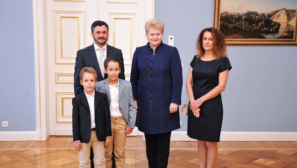 Президент Литвы Даля Грибаускайте и новый посол в Беларуси от Литвы Андрюс Пулокас с семьей - Sputnik Lietuva