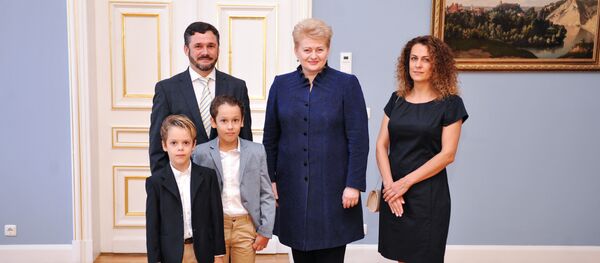 Президент Литвы Даля Грибаускайте и новый посол в Беларуси от Литвы Андрюс Пулокас с семьей Президент Литвы Даля Грибаускайте и новый посол в Беларуси от Литвы Андрюс Пулокас с семьей - Sputnik Литва