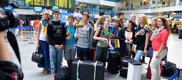 Четырнадцать украинских детей из Луганской и Донецкой областей вернулись на родину Четырнадцать украинских детей из Луганской и Донецкой областей вернулись на родину - Sputnik Lietuva