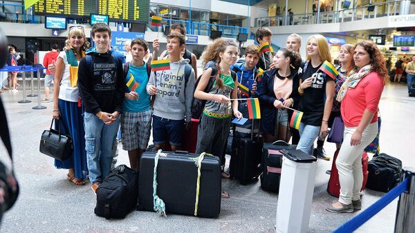 Четырнадцать украинских детей из Луганской и Донецкой областей вернулись на родину - Sputnik Lietuva