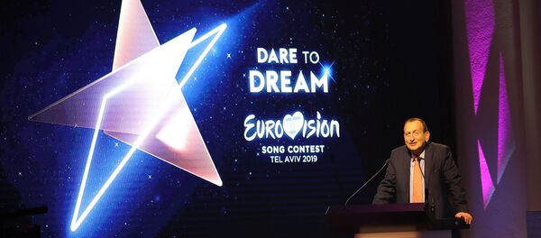 Мэр Тель-Авива Рон Хулдай выступает во время жеребьевки полуфинала евровидения в Тель-Авивском музее искусств - Sputnik Литва