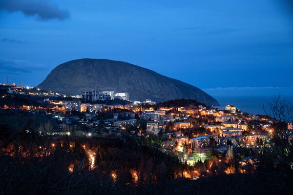 Гора Аю-Даг со стороны Гурзуфа в Крыму - Sputnik Литва