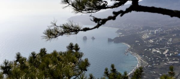 Вид на Гурзуф на побережье Черного моря в Крыму Вид на Гурзуф на побережье Черного моря в Крыму - Sputnik Lietuva