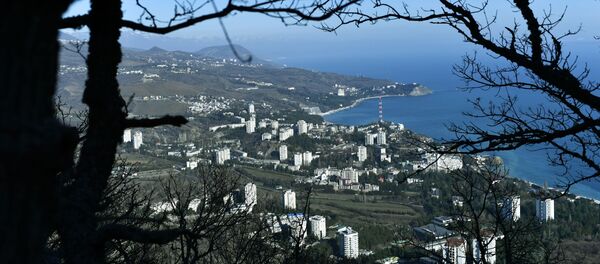 Вид на поселок Партенит на побережье Черного моря в Крыму - Sputnik Литва