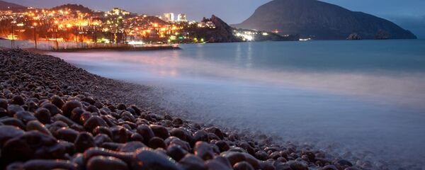 Побережье Черного моря возле Гурзуфа в Крыму, архивное фото - Sputnik Литва