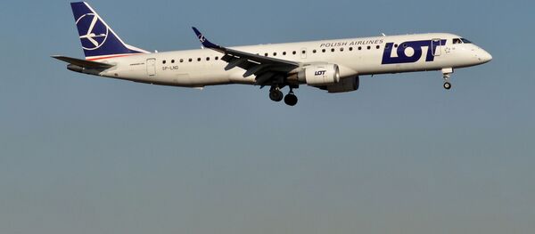 Самолет LOT Polish Airlines Embraer ERJ-190, архивное фото - Sputnik Литва