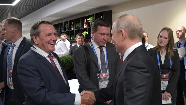 Президент РФ Владимир Путин и председатель совета директоров Nord Stream 2 AG Герхард Шредер, архивное фото - Sputnik Lietuva