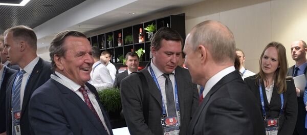 Президент РФ Владимир Путин и председатель совета директоров Nord Stream 2 AG Герхард Шредер, архивное фото Президент РФ Владимир Путин и председатель совета директоров Nord Stream 2 AG Герхард Шредер, архивное фото - Sputnik Lietuva