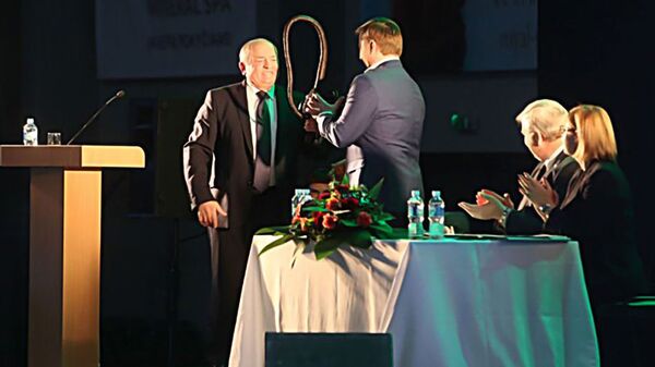 Лидер правящей партии Литвы рассказал о полученном в подарок кнуте Лидер правящей партии Литвы рассказал о полученном в подарок кнуте - Sputnik Литва