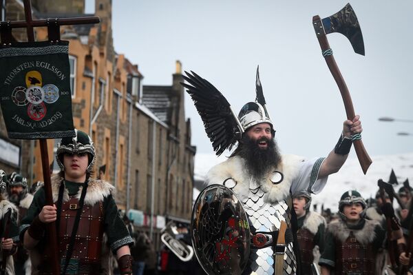 Фестиваль викингов Up Helly Aa на Шетландских островах в Шотландии - Sputnik Литва