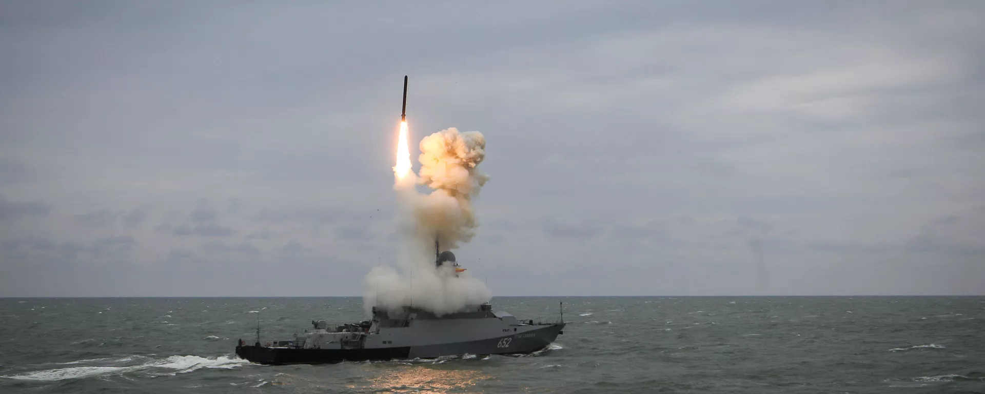 Малый ракетный корабль Град Свияжск запускает ракету Калибр во время итоговых учений корабельных группировок Каспийской флотилии - Sputnik Lietuva, 1920, 15.11.2019