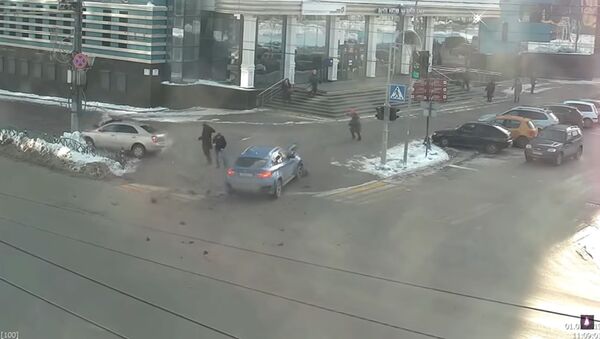 В Сети появилось видео наезда машины на пешеходов в Саранске - Sputnik Lietuva