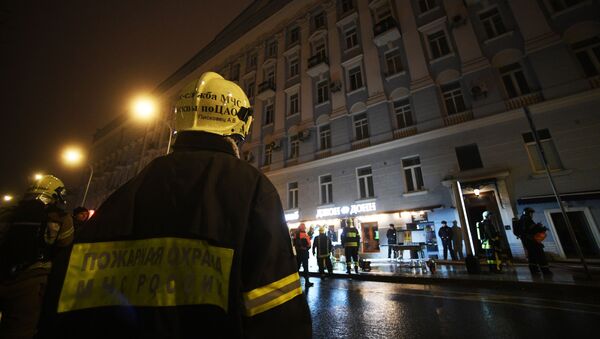 Gaisrininkai prie namo Nikitskio bulvare Maskvos centre, kur kilo gaisras - Sputnik Lietuva