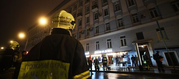 Gaisrininkai prie namo Nikitskio bulvare Maskvos centre, kur kilo gaisras Gaisrininkai prie namo Nikitskio bulvare Maskvos centre, kur kilo gaisras - Sputnik Lietuva