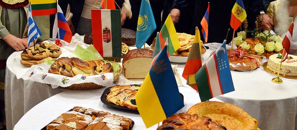 Duonos šventė Lietuvos tautinių mažumų departamento Nacionalinių bendruomenių namuose Vilniuje - Sputnik Lietuva