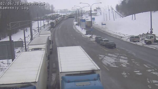 Sunkvežimių eilė pasienio kontrolės punkte Kamennyj Log - Sputnik Lietuva