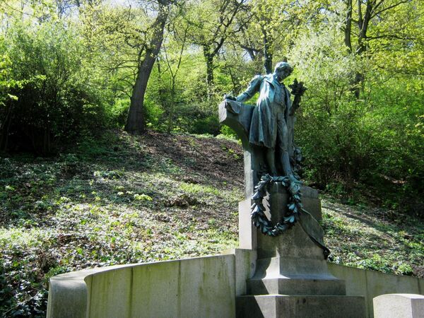 Памятник Карелу Гинеку Махе в Петршинском парке в Чехии  - Sputnik Lietuva