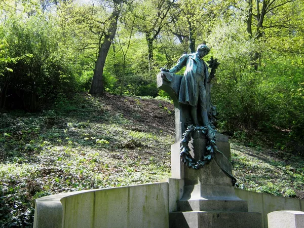 Памятник Карелу Гинеку Махе в Петршинском парке в Чехии Памятник Карелу Гинеку Махе в Петршинском парке в Чехии - Sputnik Lietuva