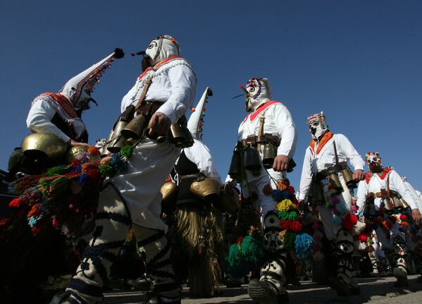 Болгары, одетые в национальную одежду, танцуют во время празднования Дня Святого Трифона в деревне Брестовица, Болгария - Sputnik Lietuva