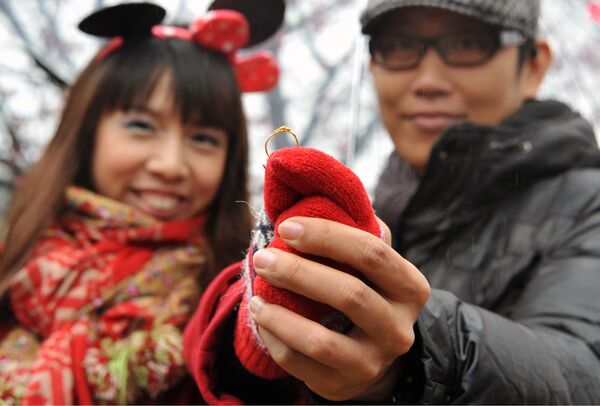 Пара с кольцом во время празднования дня Святого Валентина на Тайване  - Sputnik Lietuva