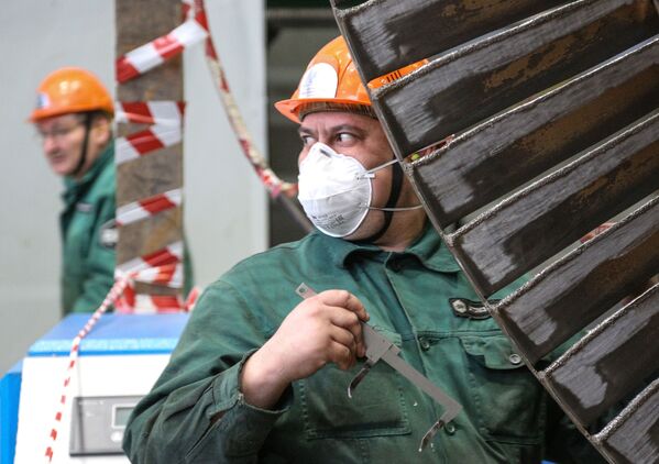 Сотрудники концерна Росэнергоатом проводит работы по капитальному ремонту агрегатов в машинном зале Кольской АЭС Мурманской области - Sputnik Lietuva