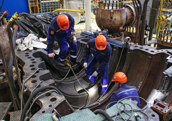 Сотрудники концерна Росэнергоатом проводят работы по капитальному ремонту агрегатов в машинном зале Кольской АЭС Мурманской области - Sputnik Lietuva