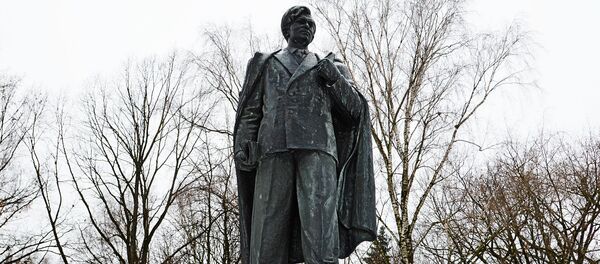 Памятник Пятрасу Цвирке в Вильнюсе, архивное фото - Sputnik Литва