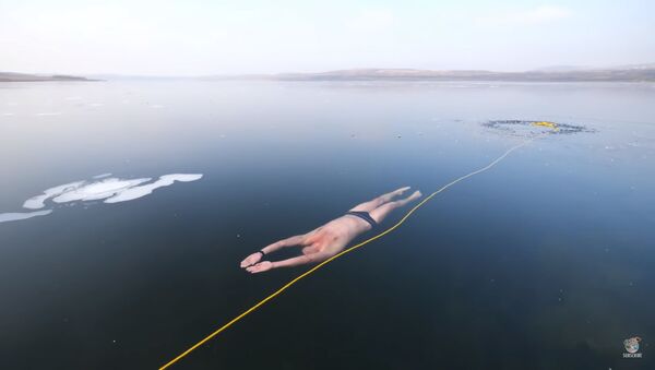 Дайвер проплыл подо льдом озера - Sputnik Литва
