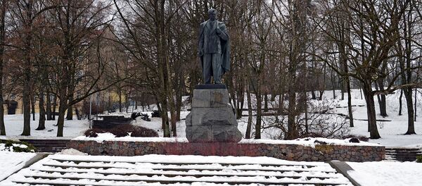 Памятник Пятрасу Цвирке в Вильнюсе, архивное фото Памятник Пятрасу Цвирке в Вильнюсе, архивное фото - Sputnik Lietuva