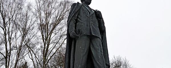 Paminklas Petrui Cvirkai Vilniuje Paminklas Petrui Cvirkai Vilniuje - Sputnik Lietuva