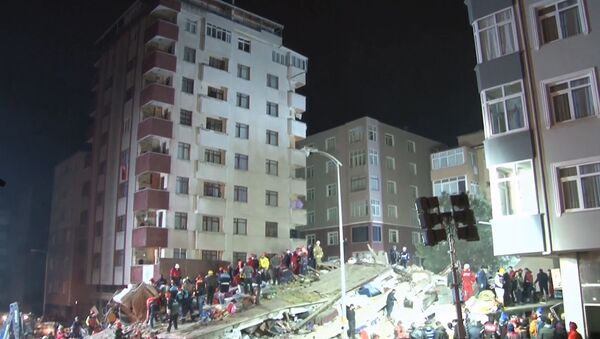 Разбор завалов рухнувшего дома в Турции - Sputnik Литва