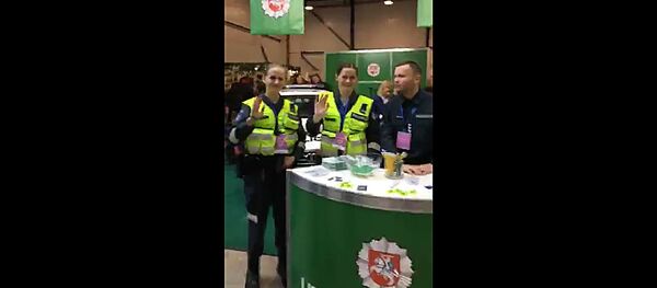 Литовская полиция приглашает на свой стенд - Sputnik Литва