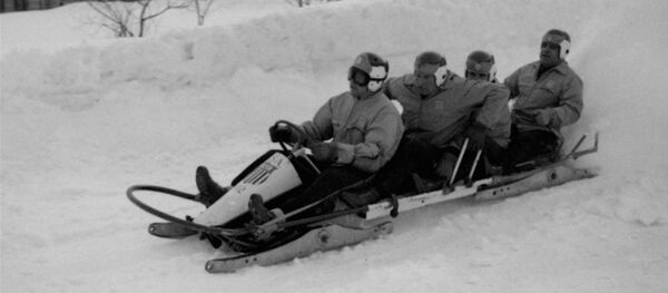 Бобслейная команда США, завоевавшая золотую медаль на Зимней Олимпиаде 6 февраля 1948 года в швейцарском Санкт-Морице, слева направо: Фрэнсис Тайлер, Лейк-Плэсид, Нью-Йорк, пилот; Пэт Мартин, Массена, Нью-Йорк; Эдвард Римкус, Скенектади, Нью-Йорк; и Уильям д'Амико, архивное фото Бобслейная команда США, завоевавшая золотую медаль на Зимней Олимпиаде 6 февраля 1948 года в швейцарском Санкт-Морице, слева направо: Фрэнсис Тайлер, Лейк-Плэсид, Нью-Йорк, пилот; Пэт Мартин, Массена, Нью-Йорк; Эдвард Римкус, Скенектади, Нью-Йорк; и Уильям д'Амико, архивное фото - Sputnik Литва