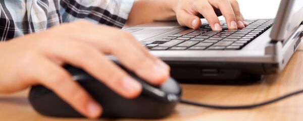 Ребенок за компьютером - Sputnik Литва